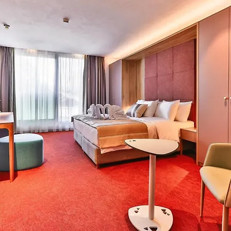 Carine Centar 4* ポドゴリツァ