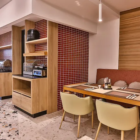 ホテル Carine Centar 4*