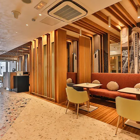 Carine Centar מלון 4*