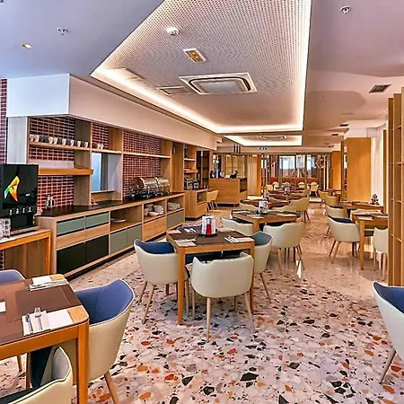 Hotel Carine Centar 4*