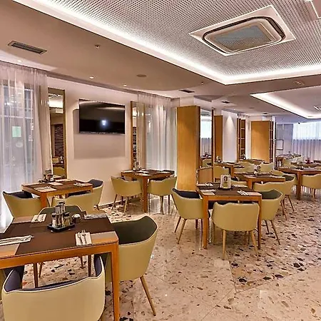 Hotel Carine Centar 4*